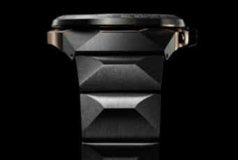 Nahaufnahme einer schwarzen und roségoldenen Uhr mit geometrischem Design.