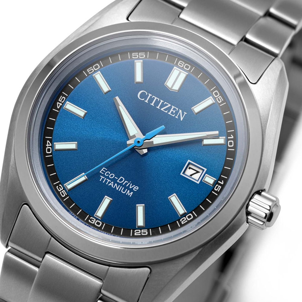 Gros plan d'une montre Citizen Eco-Drive Titanium avec cadran bleu et bracelet argenté.