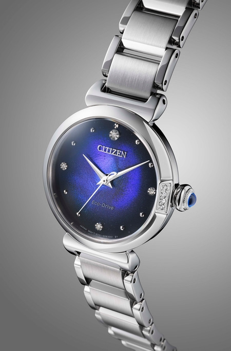 Citizen Eco-Drive Uhr mit blauem Zifferblatt und silbernem Armband, elegantes Design.