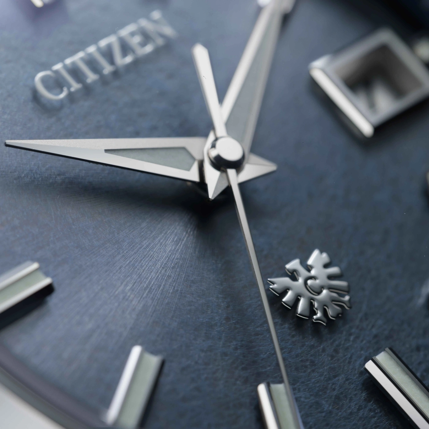 Nahaufnahme einer Citizen-Uhr mit Zeigern und Schneeflocken-Logo.