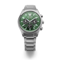 Une montre argentée Citizen Eco-Drive avec un cadran vert et un bracelet argenté est exposée.