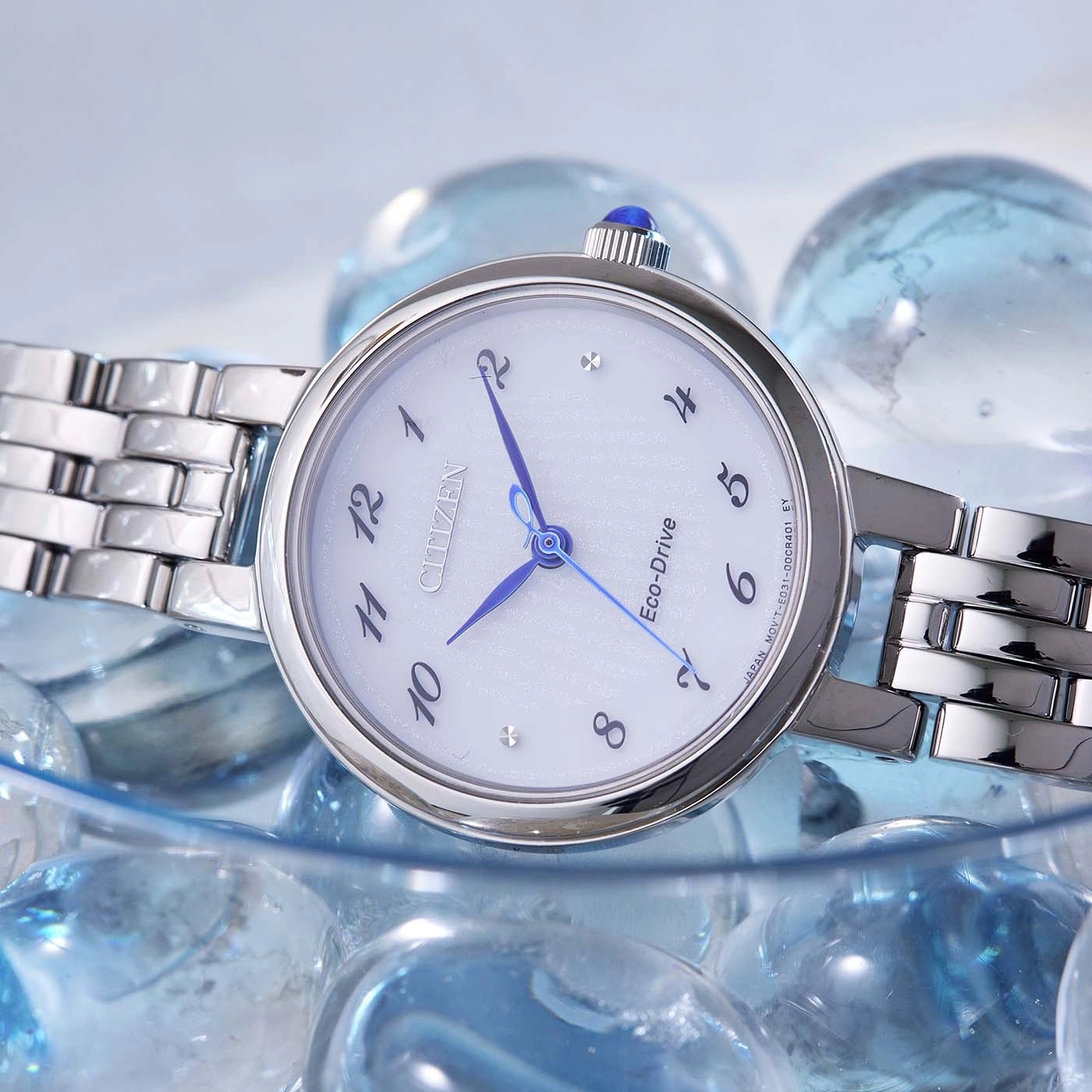 Montre Citizen Eco-Drive argentée avec cadran blanc et bracelet métallique.
