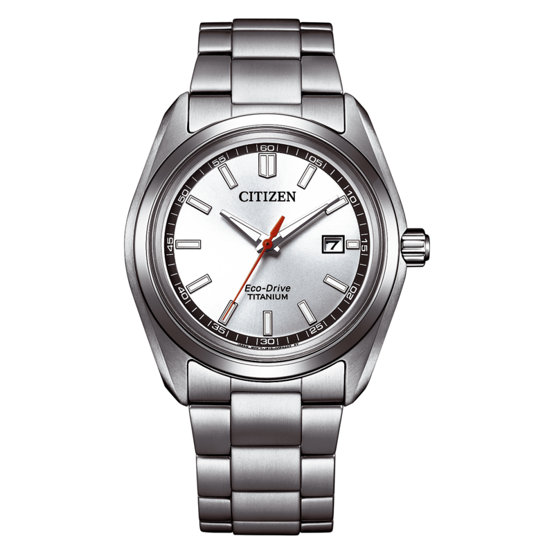 Une montre Citizen Eco-Drive Titanium argentée avec un cadran blanc.