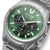 Gros plan d'une montre verte Citizen Eco-Drive avec bracelet argenté.