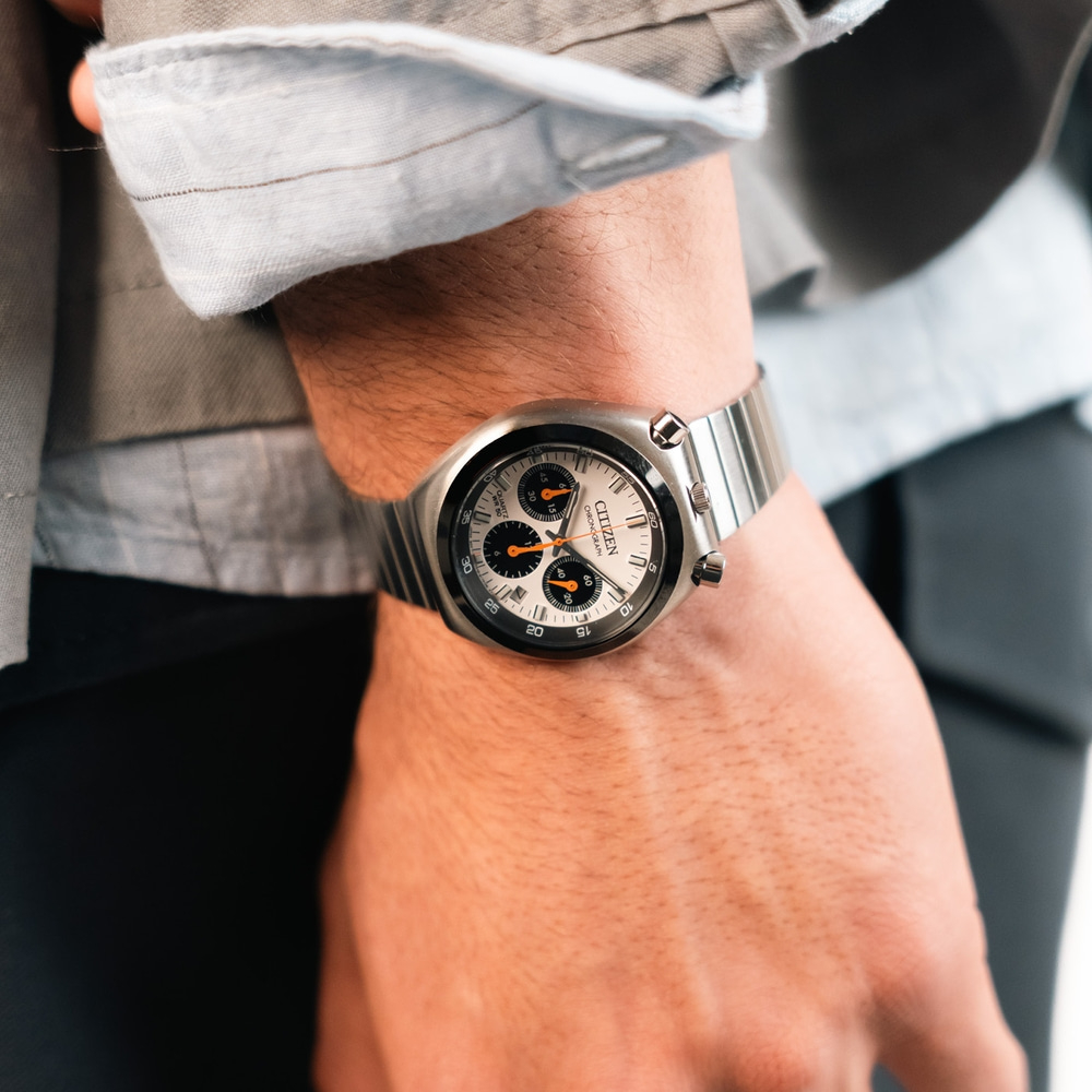 Un homme portant une montre chronographe Citizen argentée.