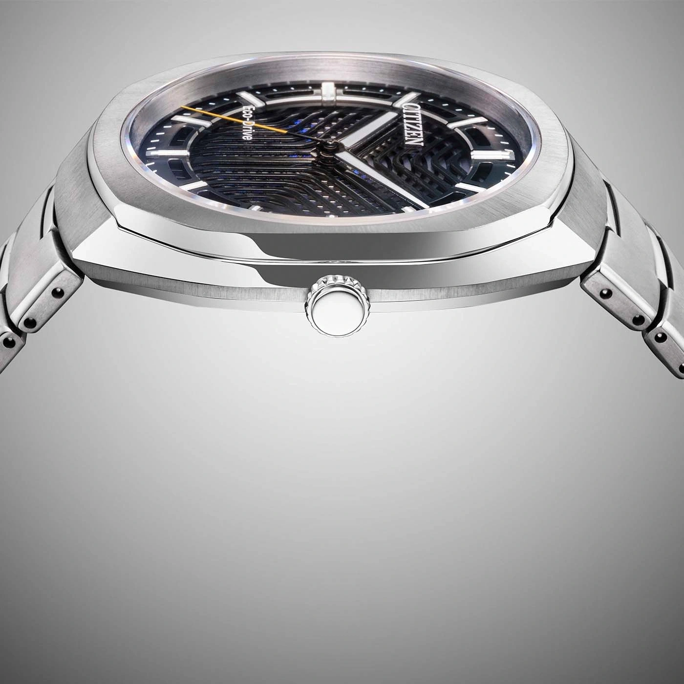 Silberne Citizen-Uhr mit dunklem Zifferblatt und Metallarmband.
