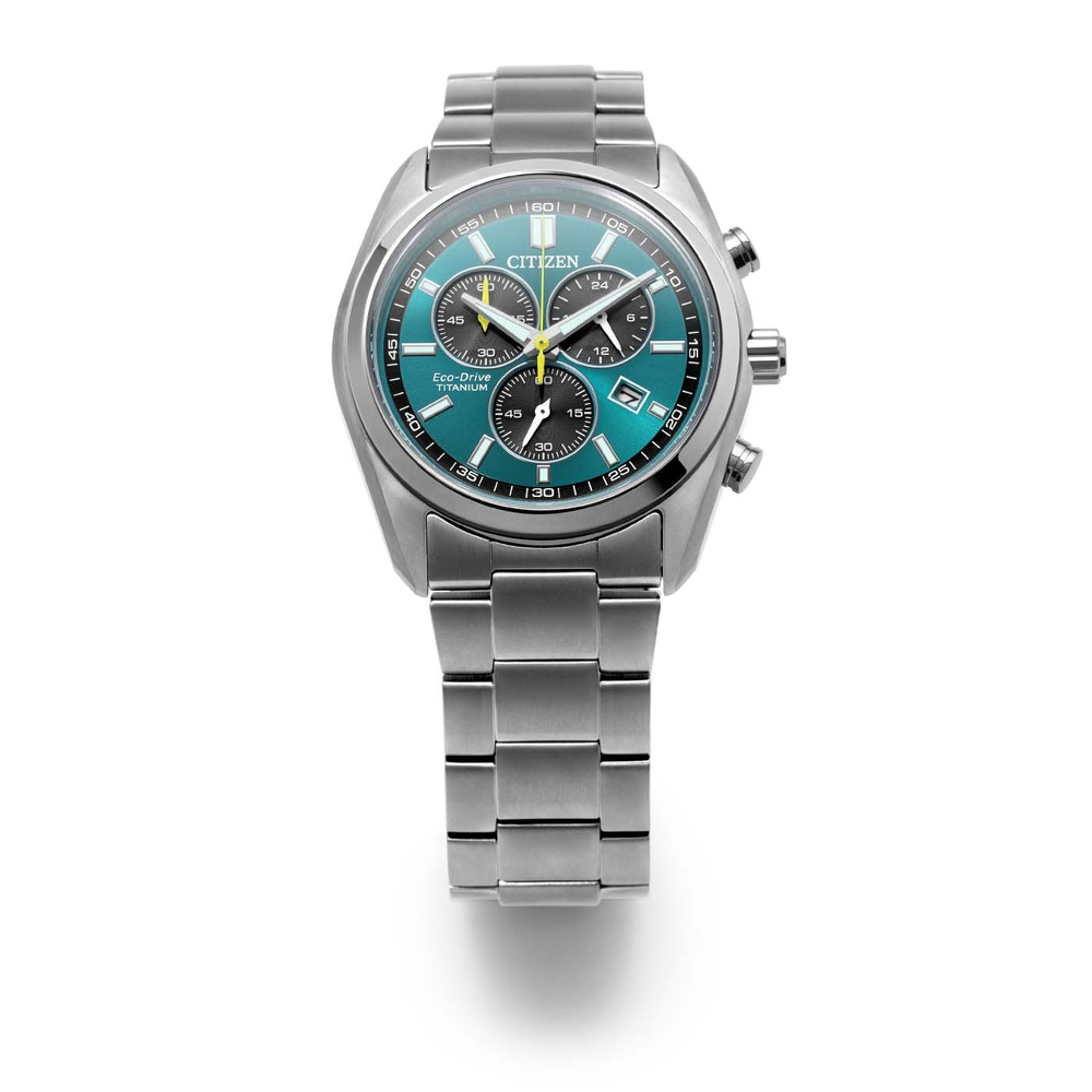Une montre chronographe Citizen Eco-Drive Titanium avec un cadran turquoise.