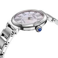 Vue latérale rapprochée d'une montre Citizen Eco-Drive argentée avec cadran en nacre et chiffres romains.