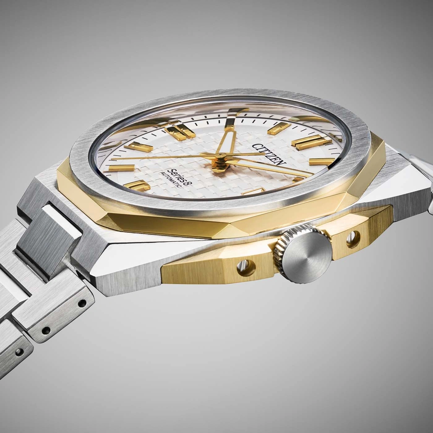 Citizen-Uhr in Gold und Silber mit Metallarmband.