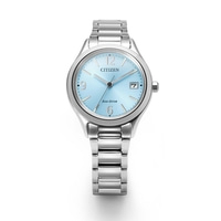 Une montre Citizen Eco-Drive argentée avec un cadran bleu clair et un bracelet argenté.