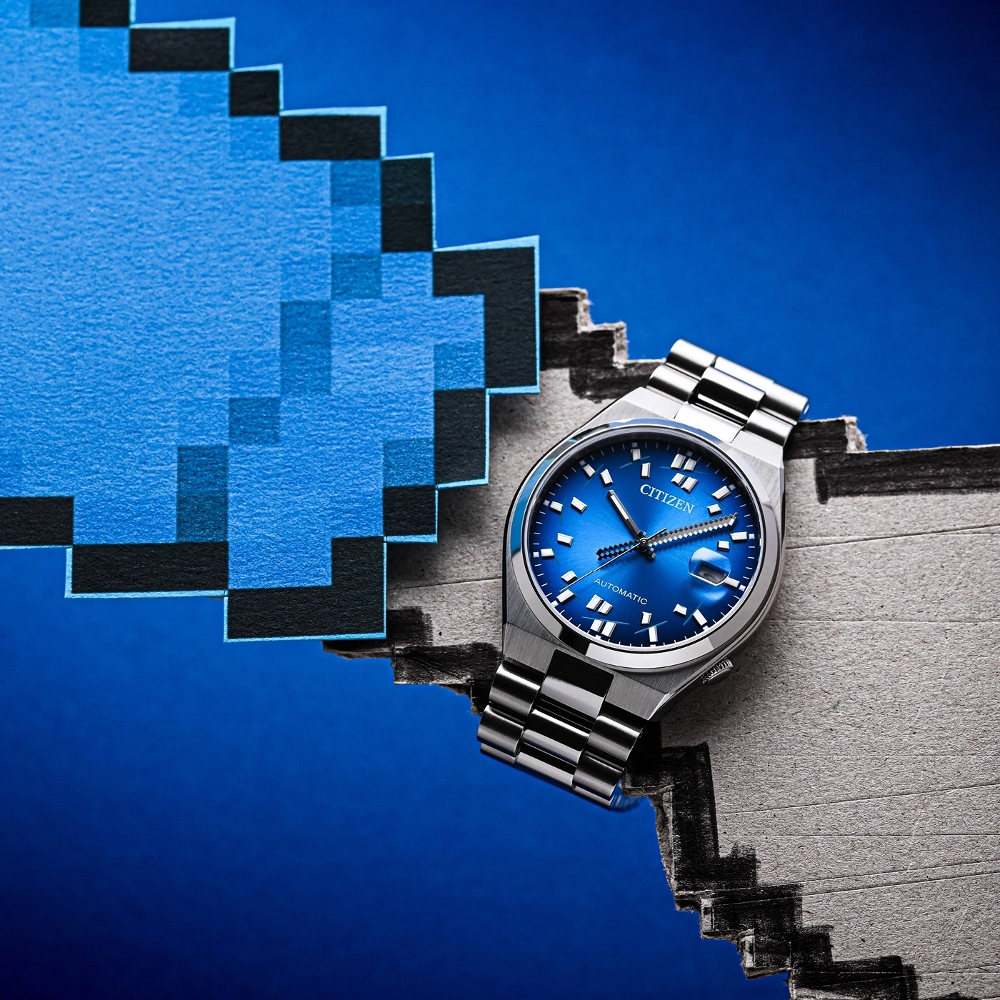 Eine Citizen-Uhr auf einem blauen Pixelbild.