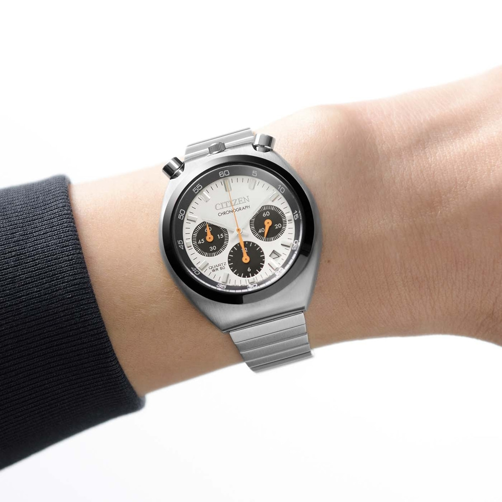 Un homme porte une montre chronographe Citizen argentée à son poignet.