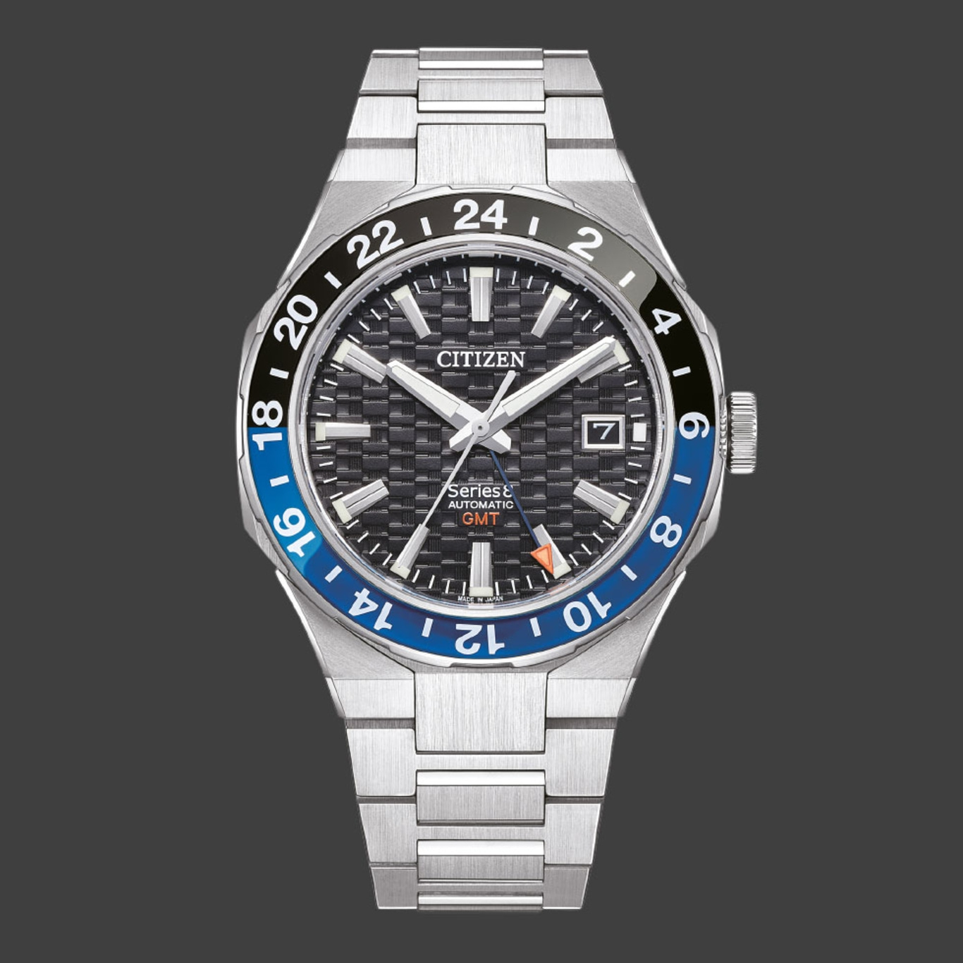Citizen-Uhr mit schwarzer und blauer Lünette, GMT-Funktion und Edelstahlarmband.