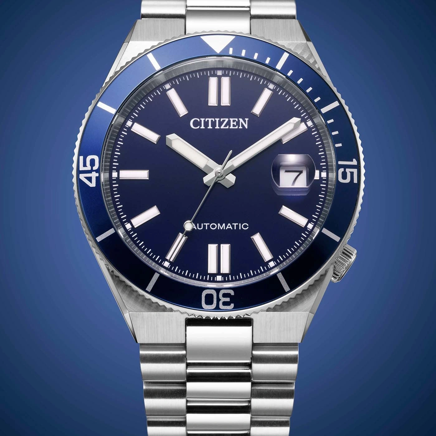 Blaue Citizen-Uhr mit silbernem Armband und Datum.