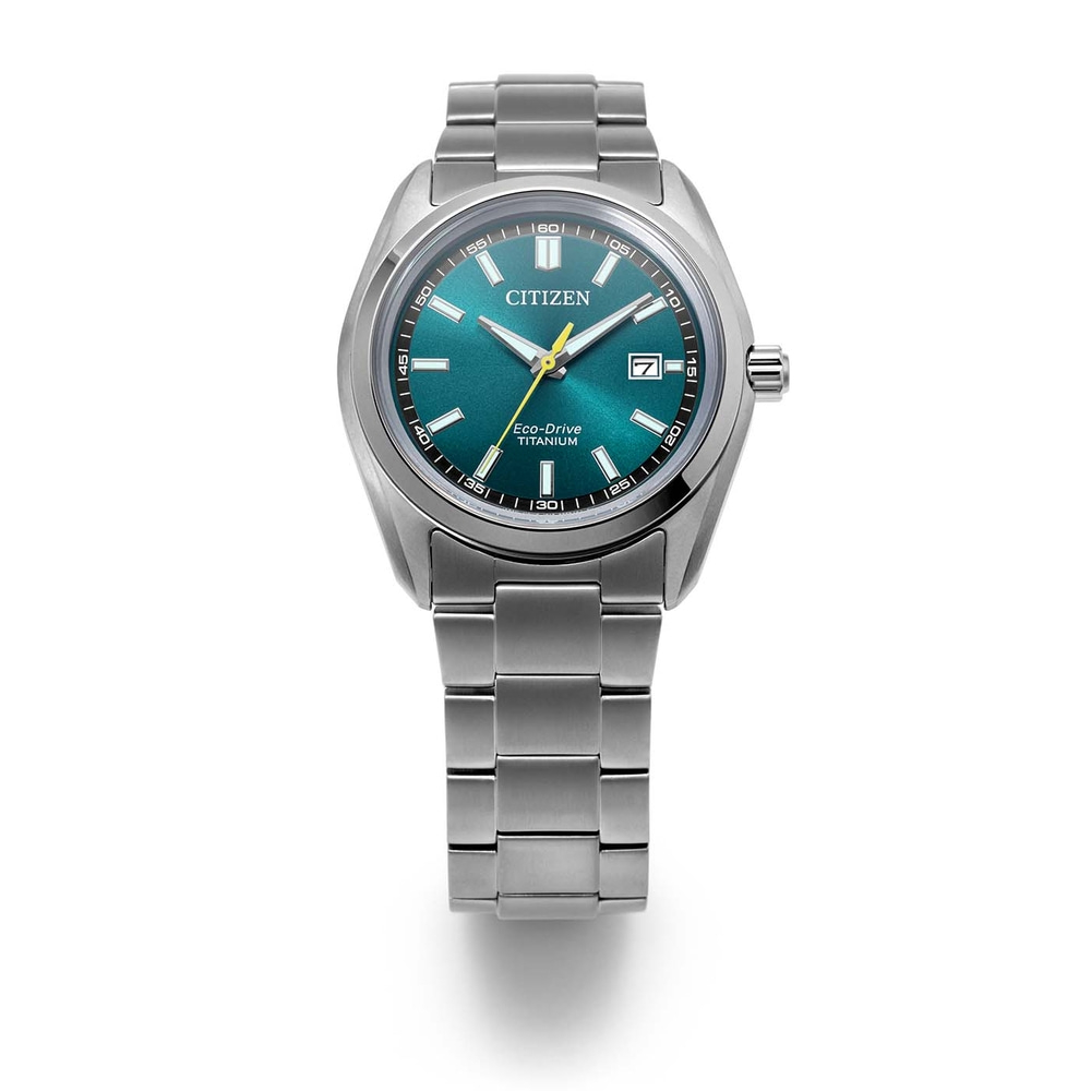 Une montre Citizen Eco-Drive Titanium argentée avec un cadran vert.