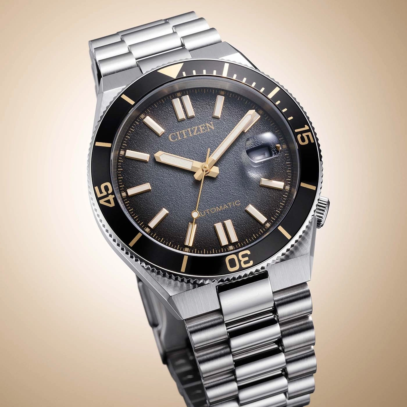 Citizen Automatik-Uhr mit schwarzem Zifferblatt und silbernem Armband.