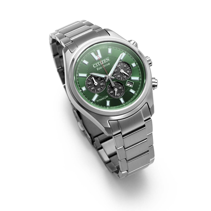 Eine grüne Citizen Eco-Drive Titanuhr mit Metallarmband.
