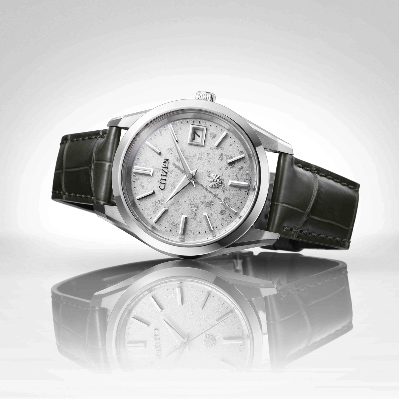 Silberne Citizen-Uhr mit dunkelgrünem Lederarmband