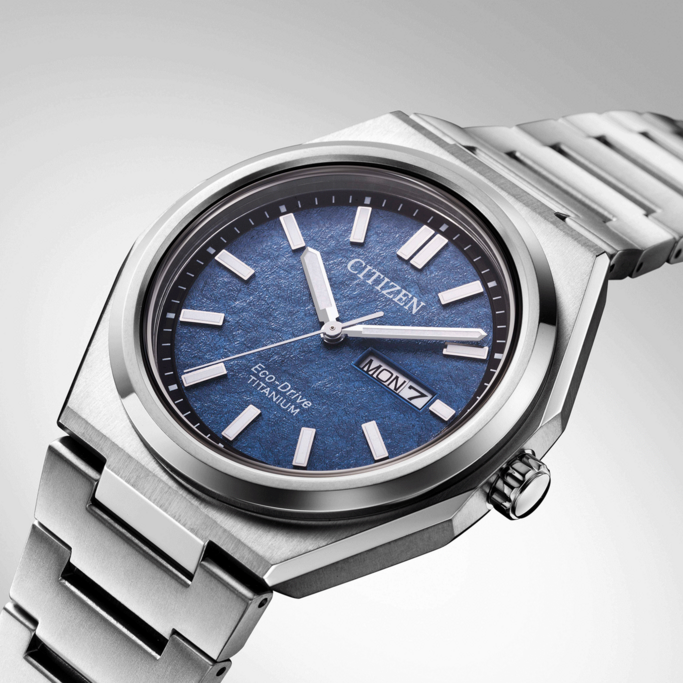 Citizen-Uhr mit blauem Zifferblatt und Titanarmband, Nahaufnahme.