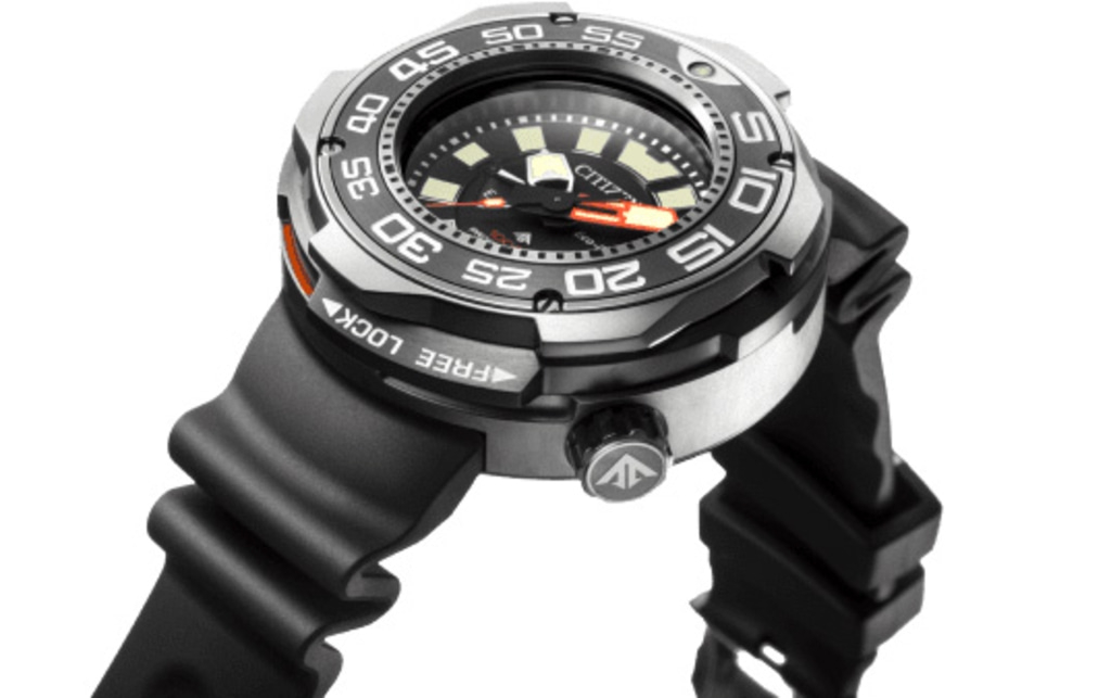 Nahaufnahme einer Citizen-Uhr mit schwarzem Kautschukarmband und silberner Lünette.