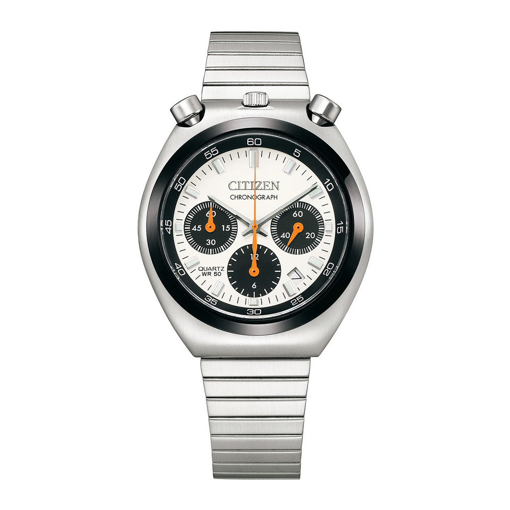 Une montre chronographe Citizen argentée avec un cadran blanc et des accents orange.