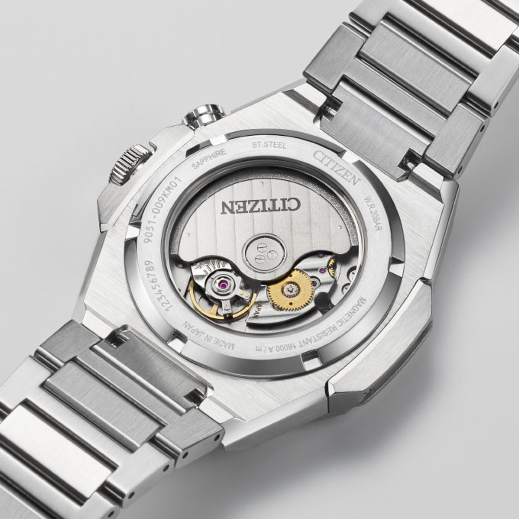 Citizen-Uhrrückseite mit sichtbarem Mechanismus, Saphir, Edelstahl und Wasserdichtigkeit.