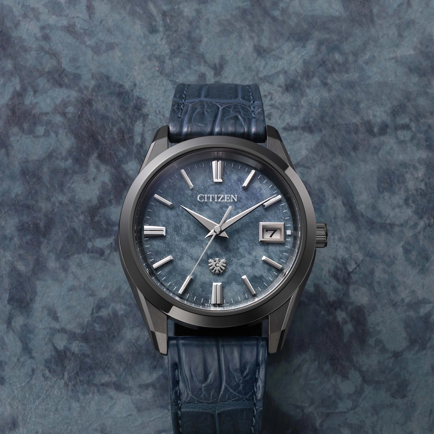 Citizen Uhr mit strukturiertem blauem Zifferblatt und blauem Lederarmband.