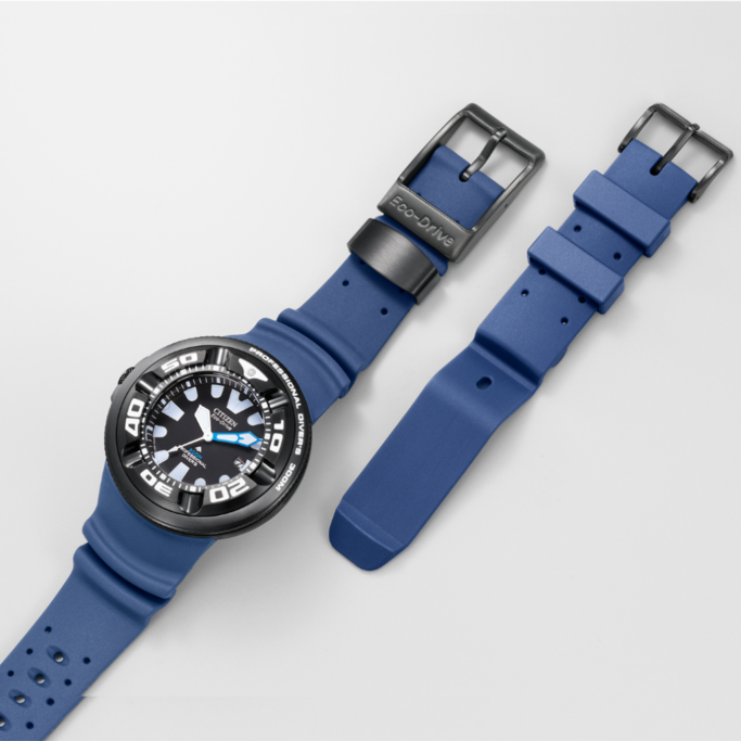 Citizen-Uhr mit blauem Armband, schwarzer Lünette und Eco-Drive-Technologie.