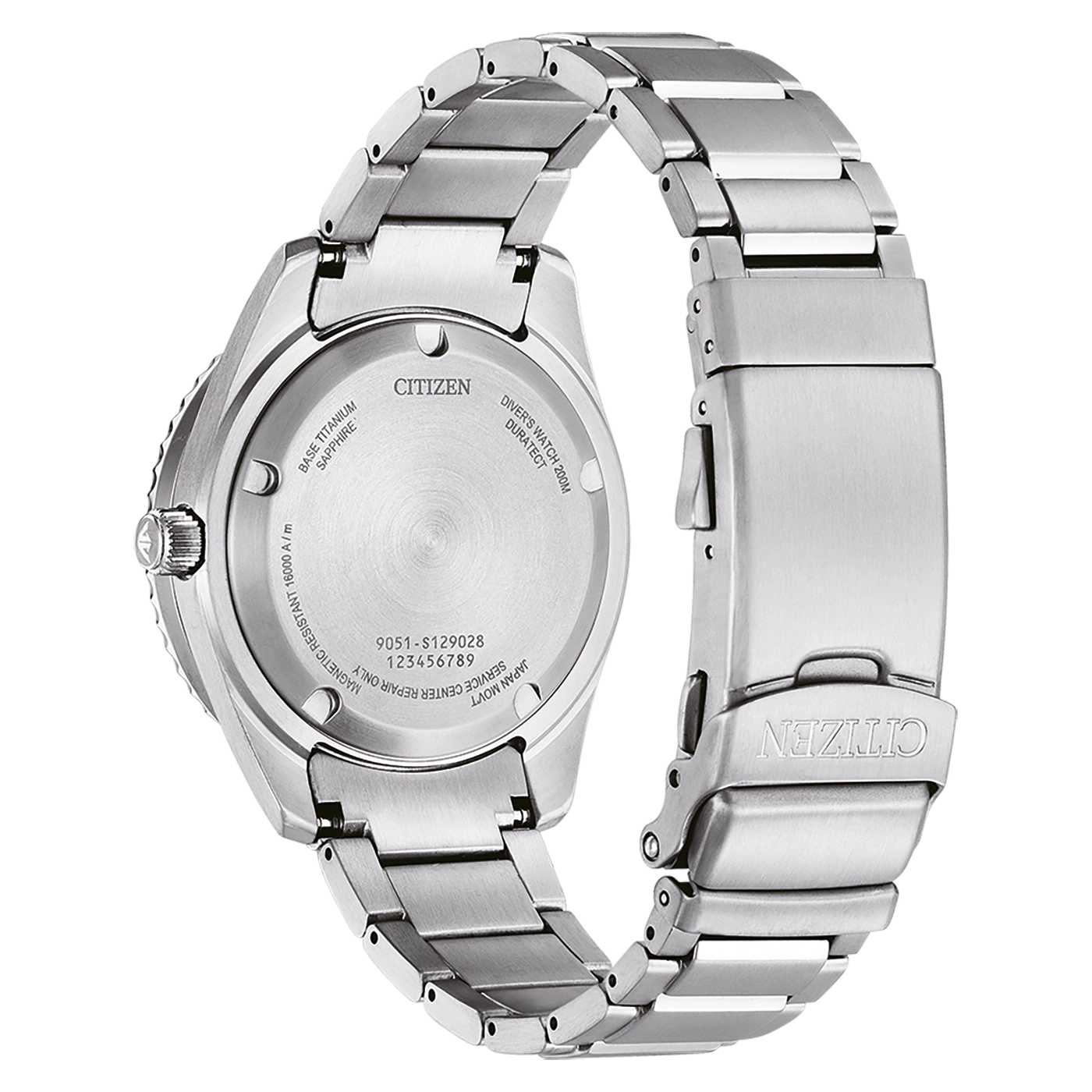 Le dos d'une montre Citizen en titane avec bracelet en métal.