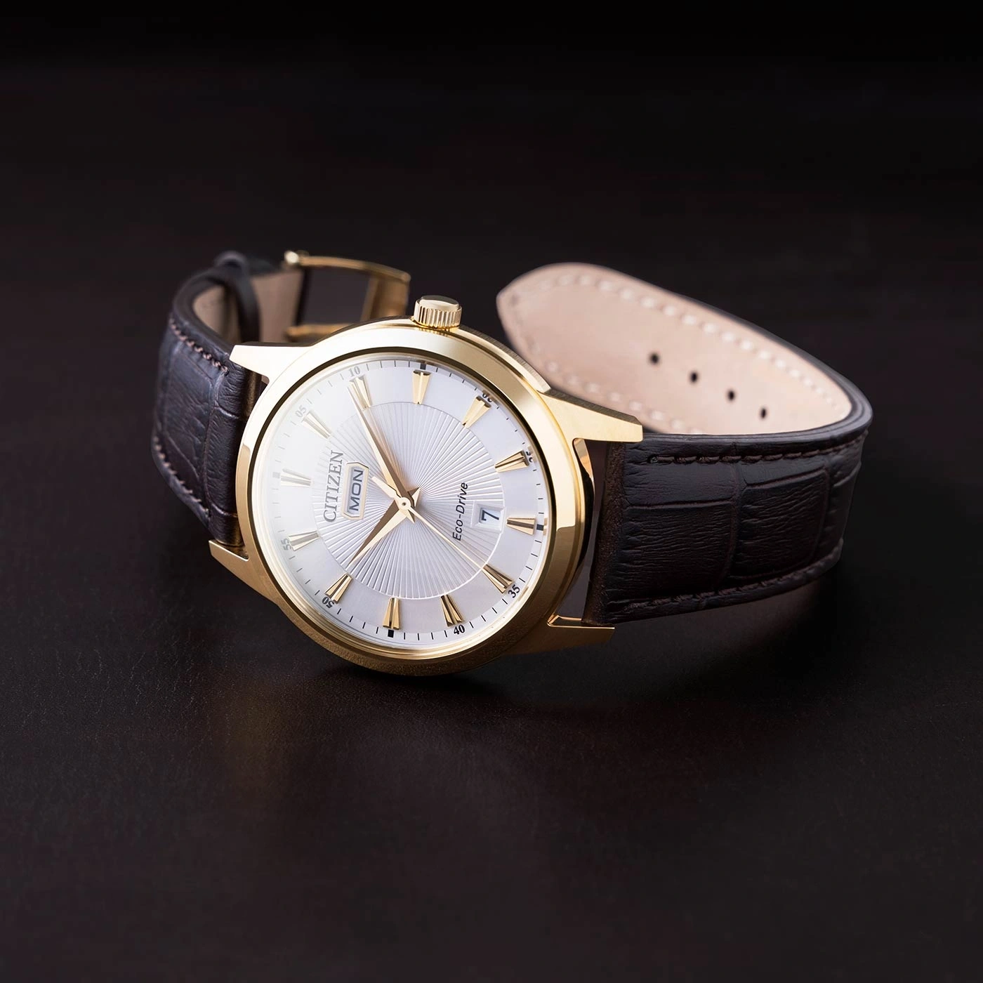 Eine luxuriöse Herrenuhr mit einem schwarzen Lederarmband und weißem Zifferblatt.