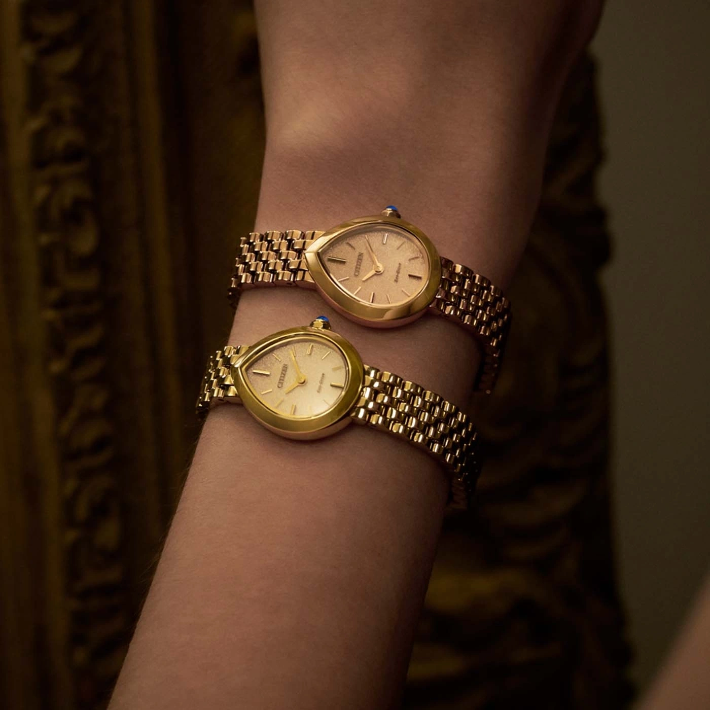 Zwei elegante goldene Uhren am Handgelenk, klassischer und raffinierter Stil.