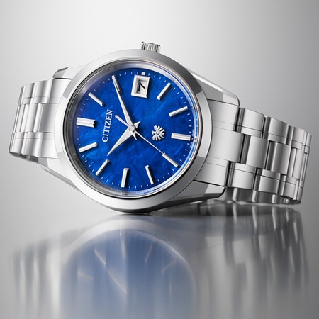 Citizen-Uhr mit blauem Zifferblatt und silbernem Armband, elegantes Design.