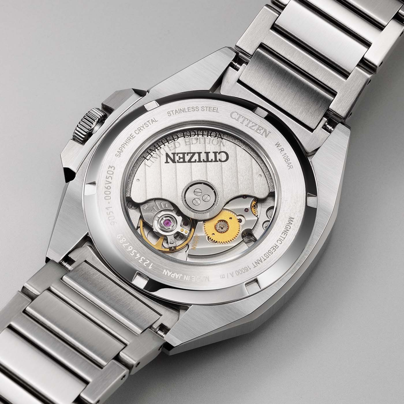 Dos de montre Citizen avec cristal saphir, acier inoxydable et résistance magnétique.