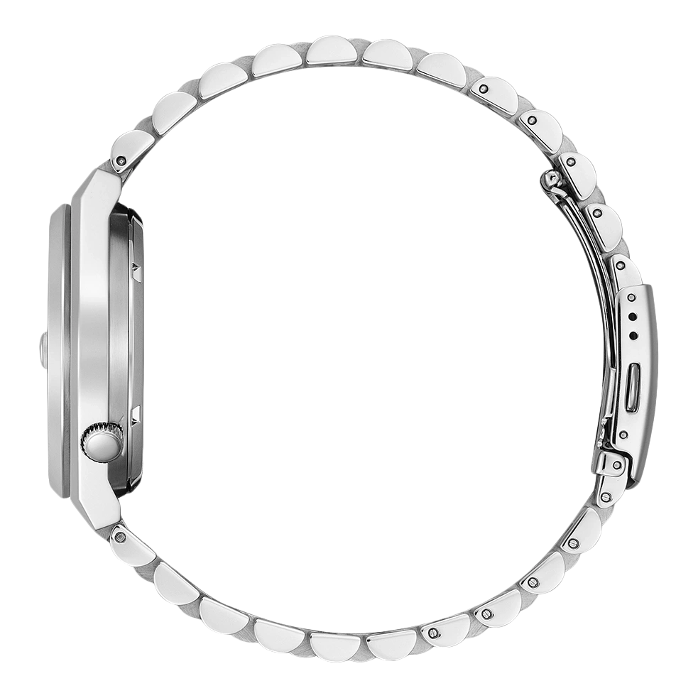 Nahaufnahme der silbernen Schnalle und des Armbands einer Uhr.