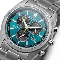 Gros plan d'une montre chronographe moderne Citizen Eco-Drive en titane avec cadran bleu sarcelle.