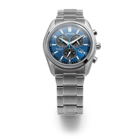Une montre chronographe Citizen Eco-Drive Titanium argentée moderne avec un cadran bleu.