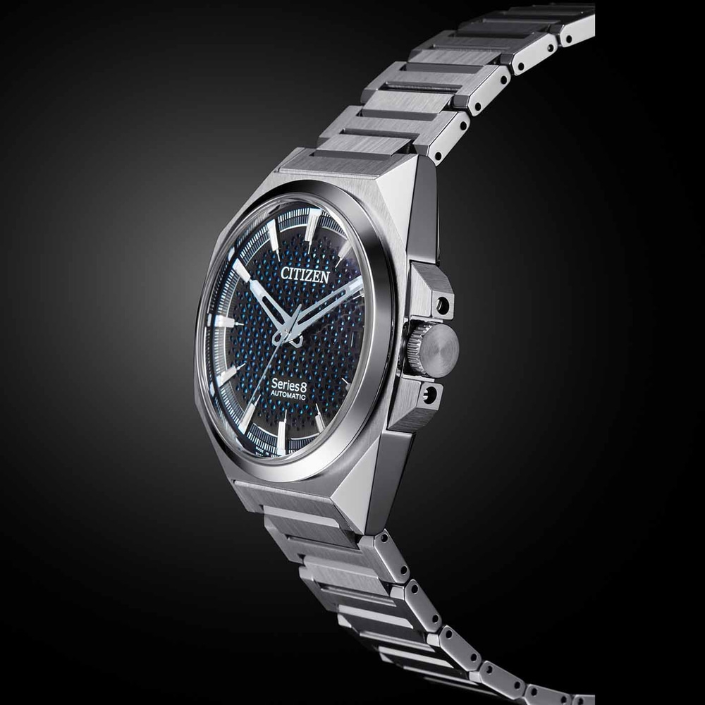 Montre automatique Citizen Series 8 avec bracelet en acier inoxydable et cadran noir.