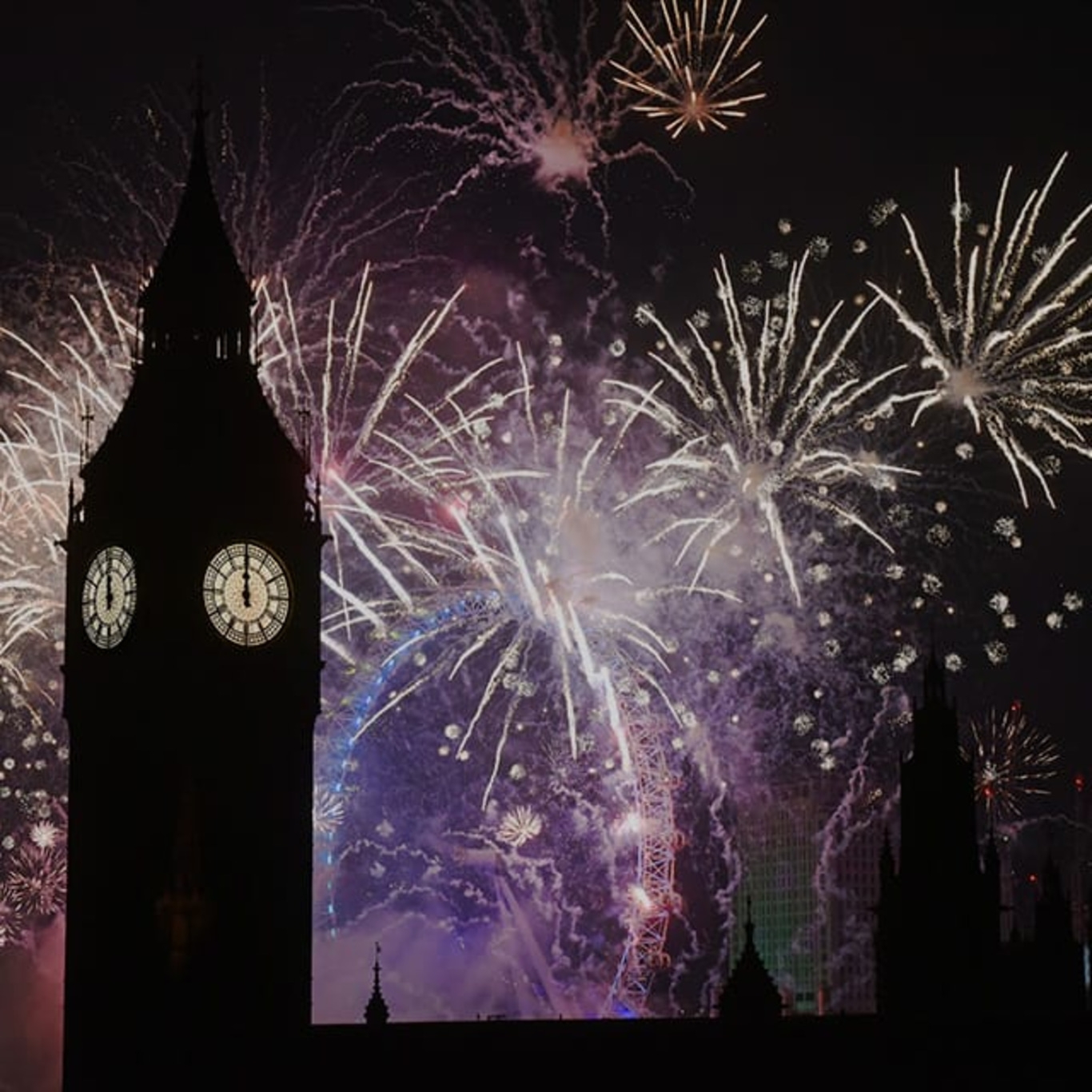 Big Ben Silhouette mit Feuerwerk am Nachthimmel in London, Vereinigtes Königreich.