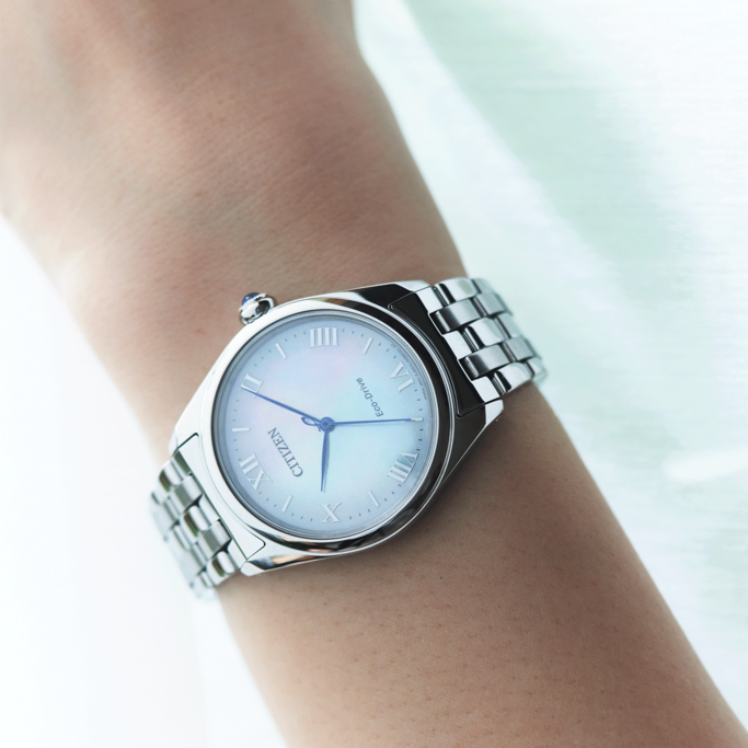 Citizen-Uhr am Handgelenk, silbernes Armband, weißes Zifferblatt, römische Ziffern, Eco-Drive