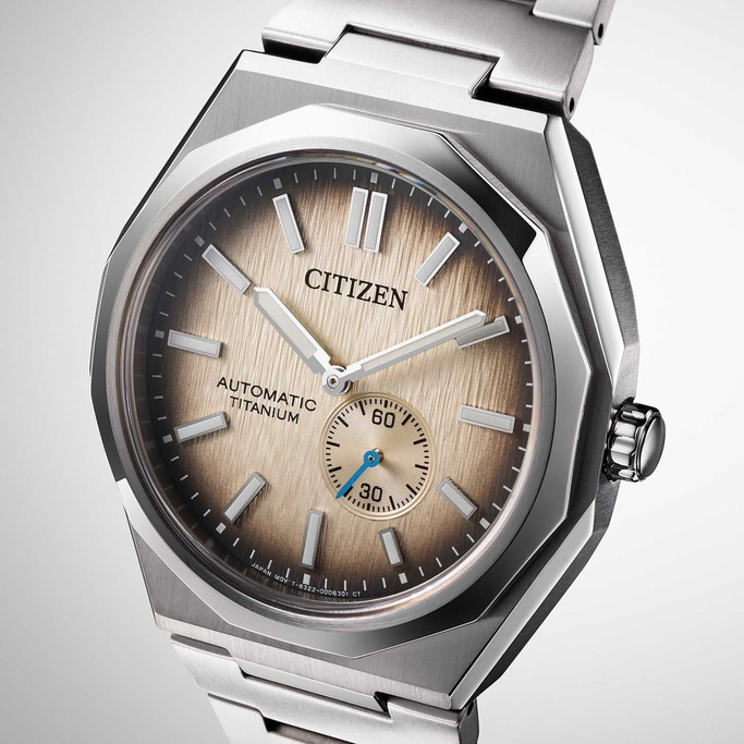 Citizen-Uhr mit Automatikwerk aus Titan und braunem Zifferblatt.
