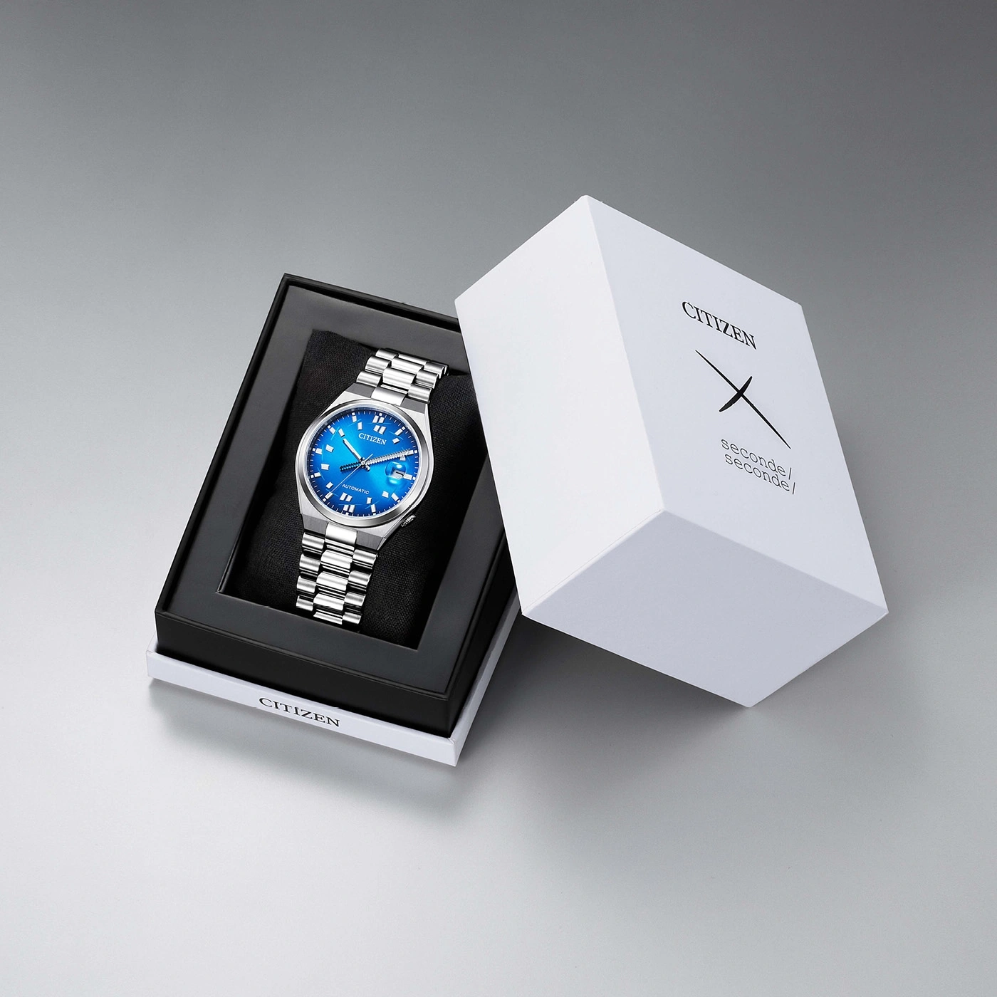 Blaue Citizen Automatik-Uhr in einer weißen Schachtel mit schwarzem Text.