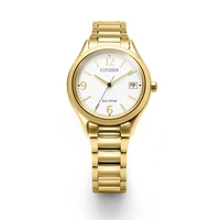 Une montre Citizen Eco-Drive dorée avec un cadran blanc et une fenêtre de date, sur fond blanc.