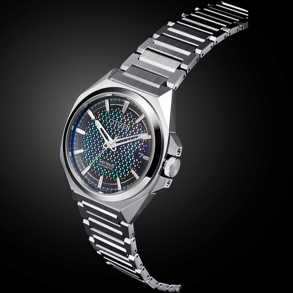 Montre automatique Citizen Series 8 avec bracelet argenté et fond noir.