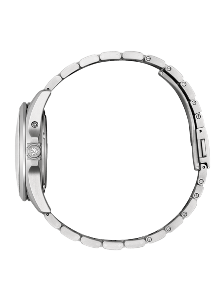 Seitenansicht einer silbernen Armbanduhr mit Metallband auf grünem Hintergrund.