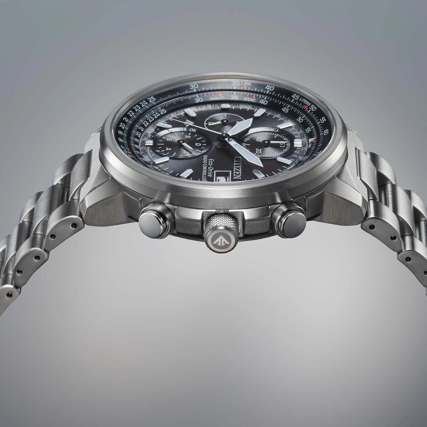 Montre Citizen Eco-Drive radio-commandée en gros plan sur fond gris.
