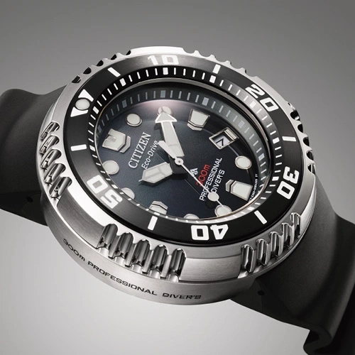 Eine Citizen Eco-Drive professionelle Taucheruhr 300m.