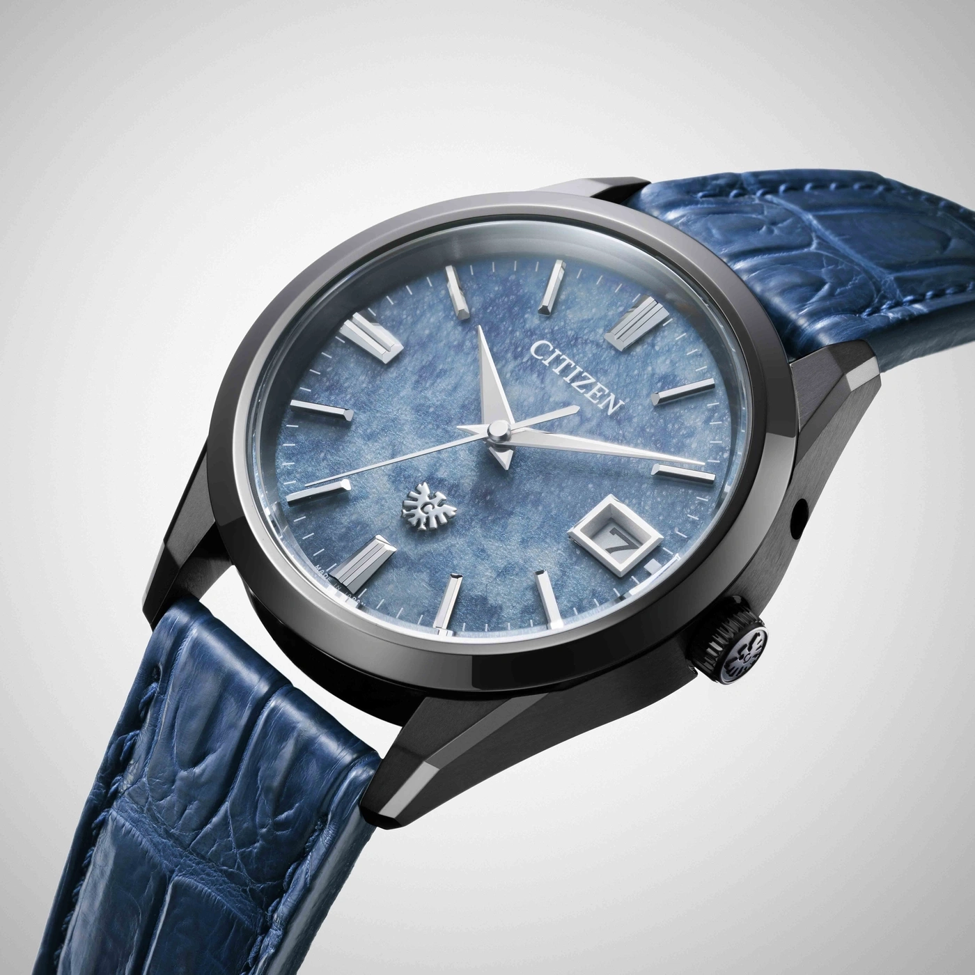 Blaue Citizen-Uhr mit Lederarmband und strukturiertem Zifferblatt.