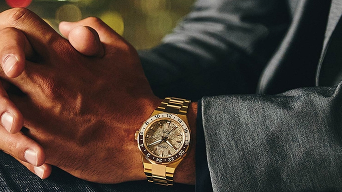 Homme portant une montre en or, gros plan, montre de luxe, poignet, accessoire