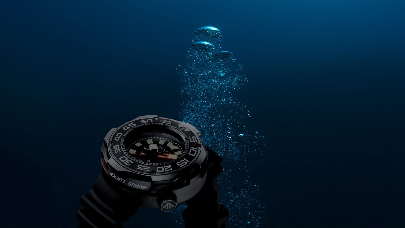 Taucheruhr unter Wasser mit Blasen, zeigt Zeit und Tiefe, dunkler blauer Hintergrund.