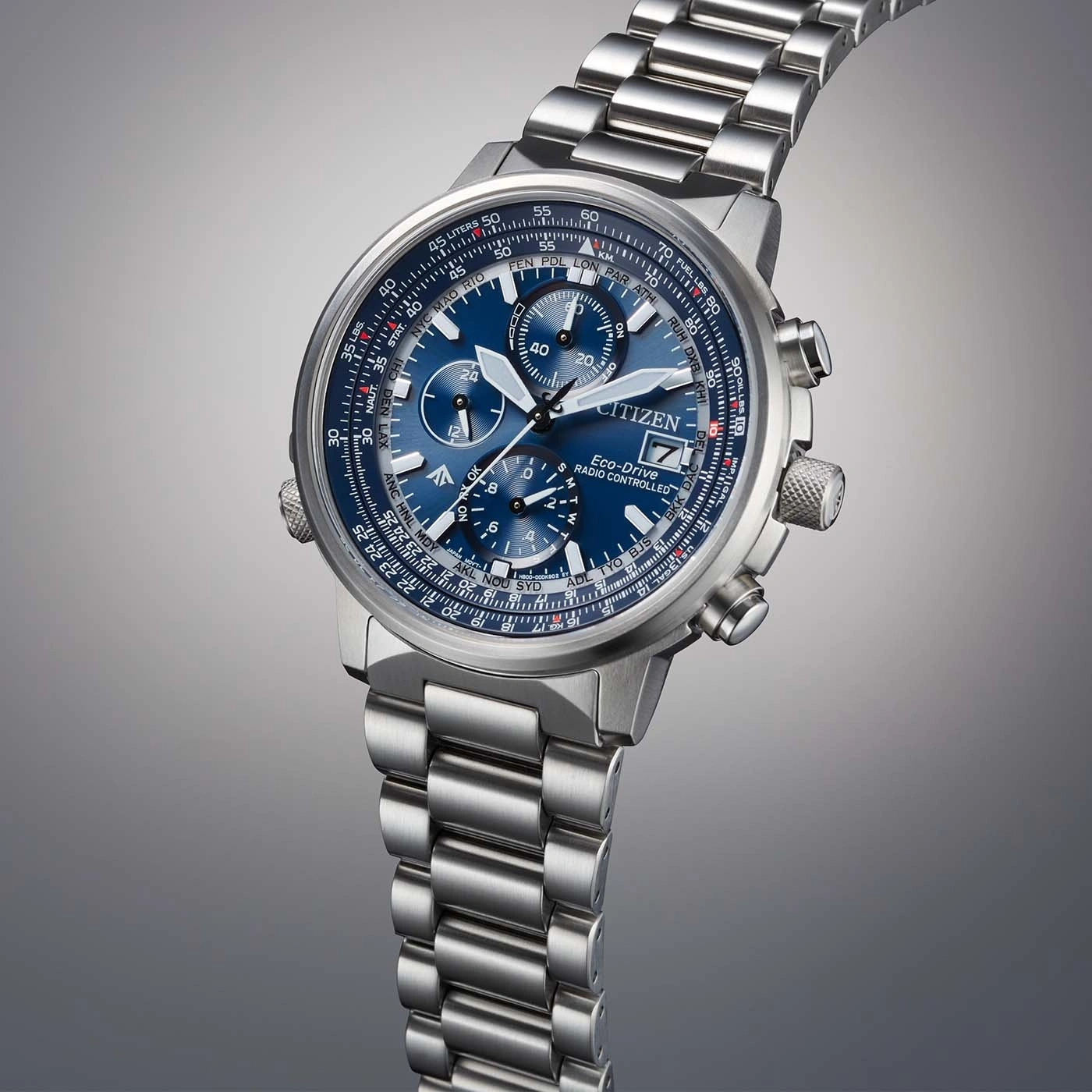 Montre Citizen Eco-Drive pour homme avec cadran bleu et bracelet en argent.